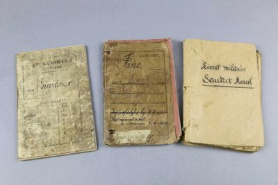 trois vieux livres posés sur une table l'un à côté de l'autre