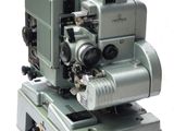 un vieux projecteur de cinéma posé sur une table