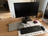 un clavier, une souris et un écran posés sur un bureau