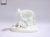 une figurine représentant un chien et un chat posée sur une table