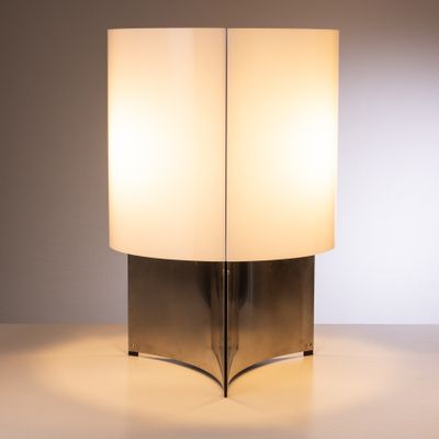 un gros plan d'une lampe posée sur une table dans une pièce