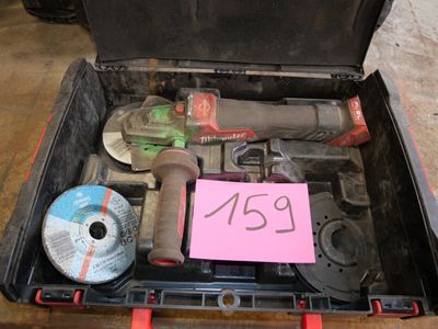 une boîte à outils avec des outils sur une table