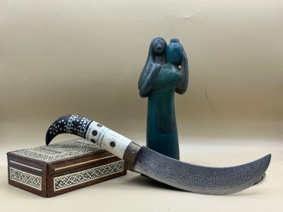 un couteau posé à côté d'une boîte