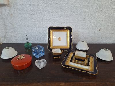 une table sur laquelle se trouvent un cadre photo, des tasses à thé et d'autres objets
