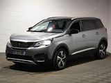 Le SUV argenté est garé dans un garage dont le sol est en damier.