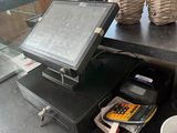 une image représentant une caisse enregistreuse et une tasse de café