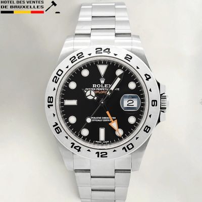 une montre Rolex avec un cadran noir et un bracelet en acier inoxydable