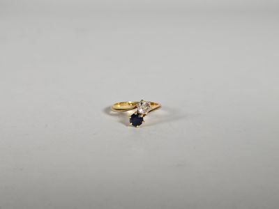une bague en or sertie d'un saphir et de deux diamants