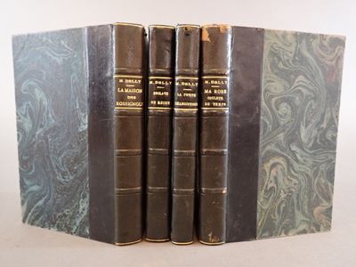 trois livres sont empilés sur une table