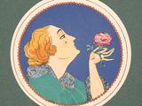 une photo d'une femme tenant une rose à la main