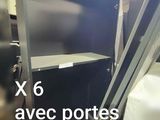 une photo d'une photo d'une pièce avec une télévision et des étagères