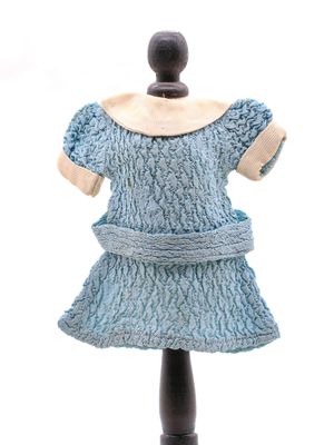 robe bleue en maille posée sur un mannequin, sur fond blanc
