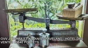 une photo d'une balance sur laquelle est posée une boîte en bois