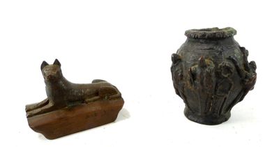 deux vases ornés d'animaux, placés l'un à côté de l'autre