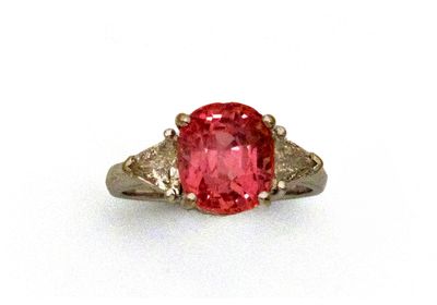une photo d'une bague en tourmaline rose et diamants sur fond blanc