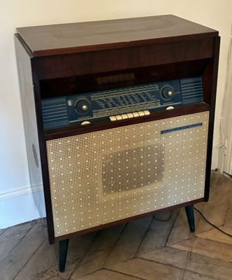 une vieille radio posée sur un meuble en bois
