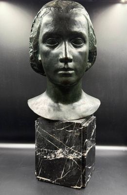 VERHASSELT Buste de femme Bronze à patine noire. Signé, cach…