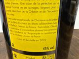 une bouteille de vin posée sur une table, avec une étiquette dessus