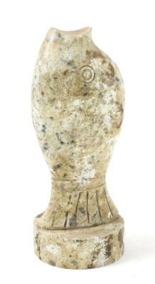 une statue en pierre représentant un oiseau sur fond blanc