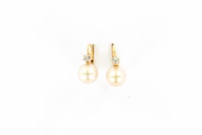une paire de boucles d'oreilles en perles et diamants