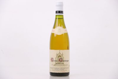 une bouteille de vin posée sur une table