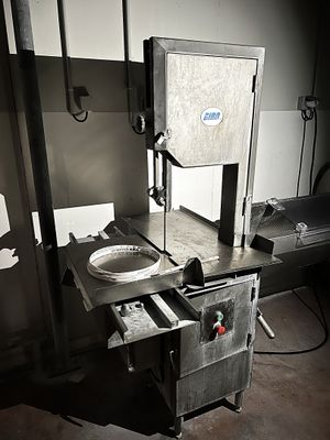 a machine that is sitting on a table in a room