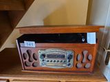 une vieille radio posée sur une table en bois