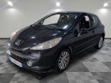 la photo d'une voiture noire garée dans un garage