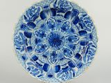 une assiette bleue et blanche avec un motif circulaire