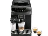 gros plan d'une machine à café avec deux tasses de café