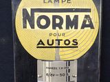 une vieille affiche publicitaire pour des voitures « Normal » sur fond noir