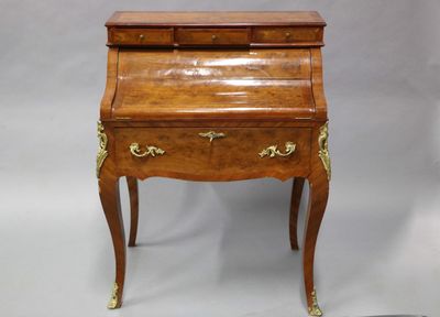 BUREAU de pente en bois de placage ouvrant par trois tiroirs…