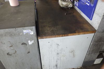 un oiseau perché sur une armoire métallique