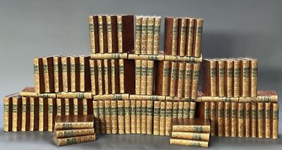 plusieurs livres empilés sur une table