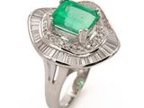 bague en émeraude et diamant sur fond blanc