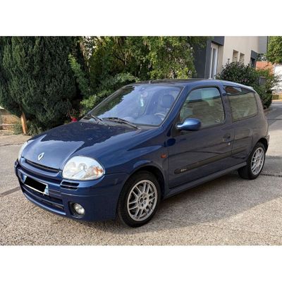 La petite voiture bleue est garée sur le parking.