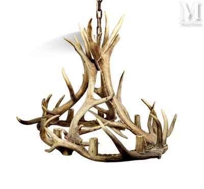 un lustre en bois de cerf suspendu au plafond