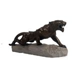 statue en bronze d'un lion sur un rocher sur fond blanc