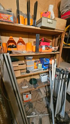 de nombreux outils sur les étagères du garage