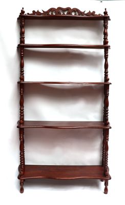 l'image d'une étagère en bois surmontée de trois étagères