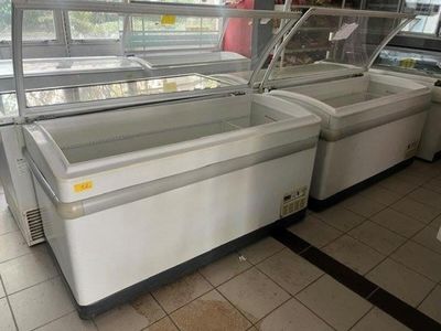 trois congélateurs dans un magasin