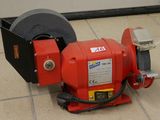 une machine rouge posée sur le sol