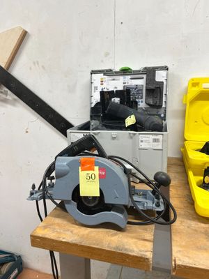deux outils posés sur une table dans une pièce