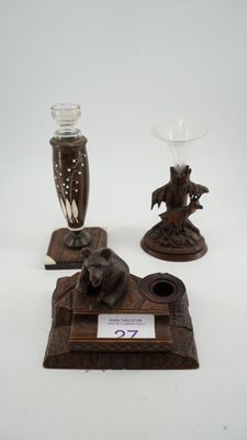 trois œuvres d'art posées sur une table