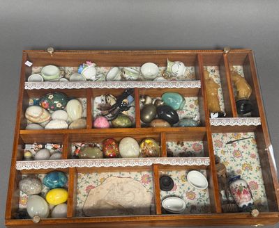 une boîte en bois remplie d'objets assortis sur une table