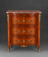 Commode d'entre deux ouvrant par trois tiroirs, en placage d…