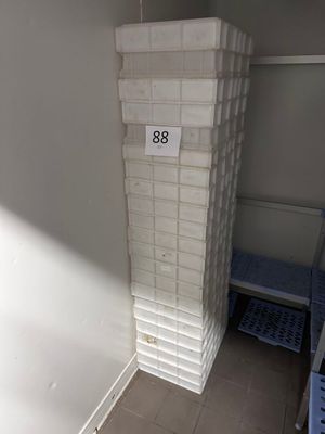 une haute tour en briques blanches, située dans un coin de la pièce