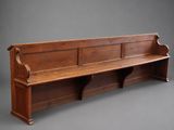 une image représentant un banc en bois sur fond gris