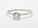 bague de fiançailles en or blanc ornée d'un diamant rond de taille brillant