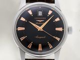 une montre Longines avec un cadran noir et un bracelet en cuir marron